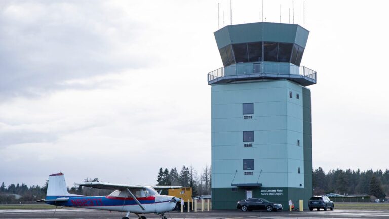 What it takes to become an air traffic controller